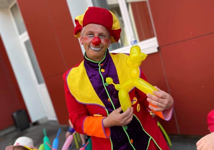 Balloon Sculptors: Amaze Young and Old